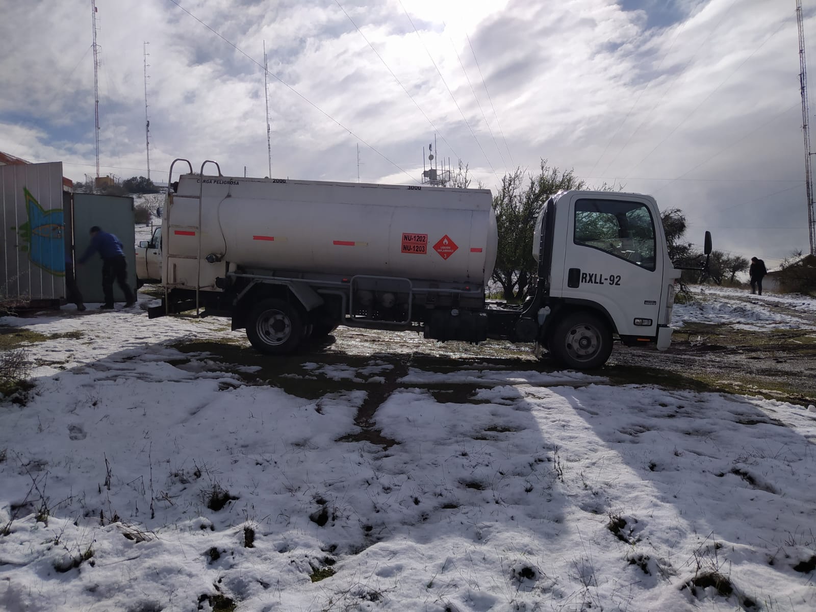 Camión de reparto de diésel de Combustibles Punto Sur atendiendo un sector con nieve