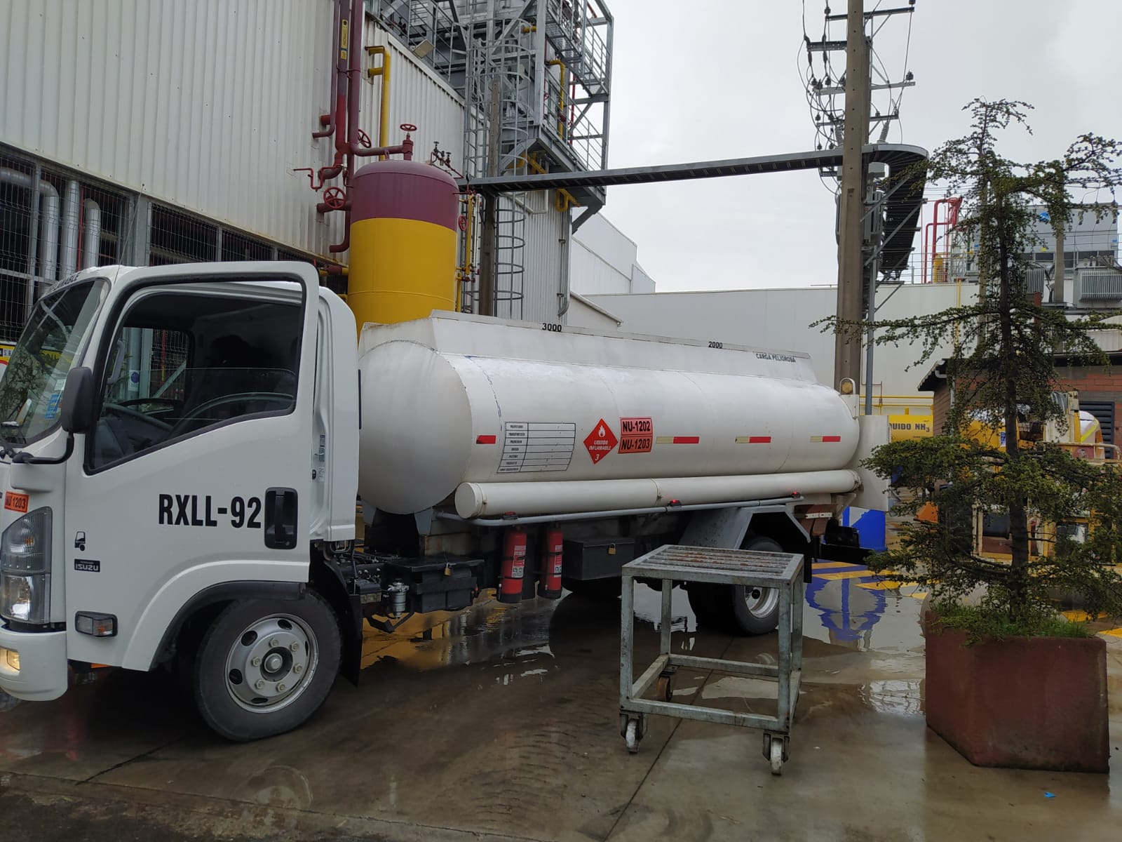 Camión de Combustibles Punto Sur realizando un reparto de diésel en una instalación industrial